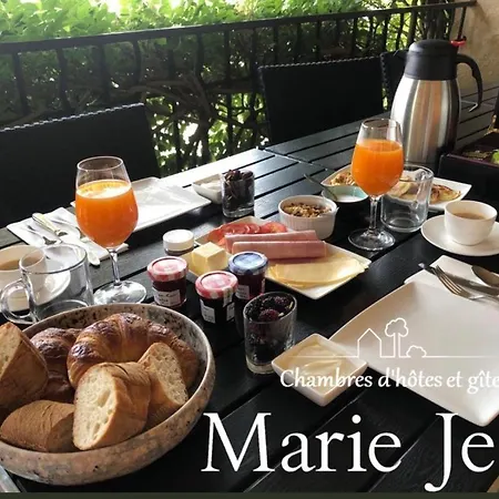 Alojamento de Acomodação e Pequeno-almoço Marie Jean D'hôtes&gîte Oupia